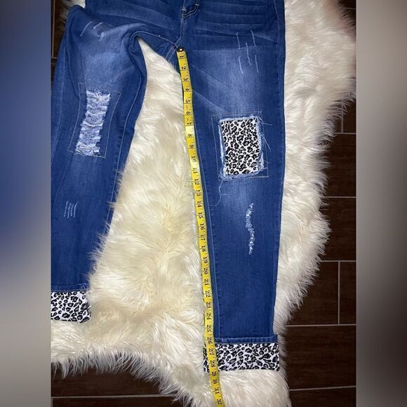 L&B Blue Denim leopard Animal Print Patch
Cuffed crop pants sz 6 - Picture 8 of 8